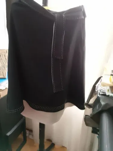 Saia preta com detalhe em branco. MARAVILHOSA E SEM USO 