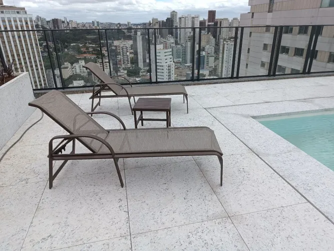 Duas espreguiçadeiras para relaxar com vista para a cidade