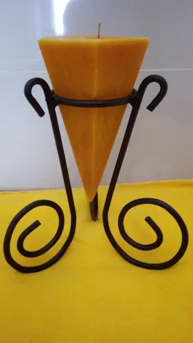 Linda vela aromática em base de ferro