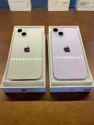 iPhone 14 branco e lilás