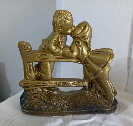 Estátua casal de namorados.