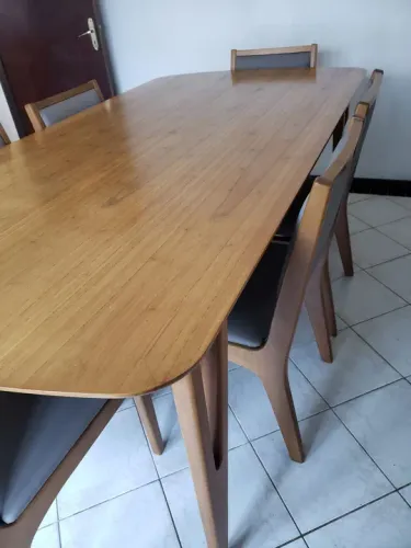 Mesa e cadeira de madeira maciça Tauari