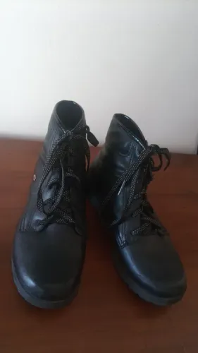 Vendo bota bem conservada