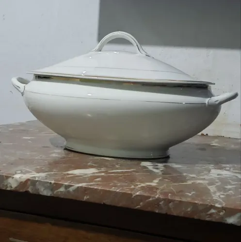 Sousplat porcelana inglesa com detalhe dourado