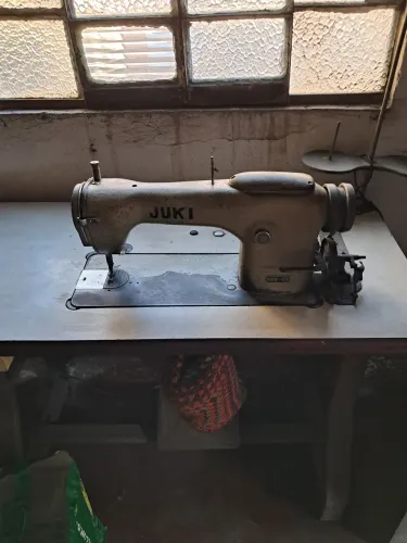 Máquina costura reta industrial  JUKY