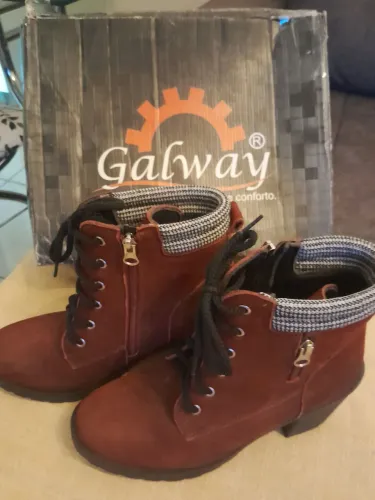 Bota feminina cano médio BAIXOUUU