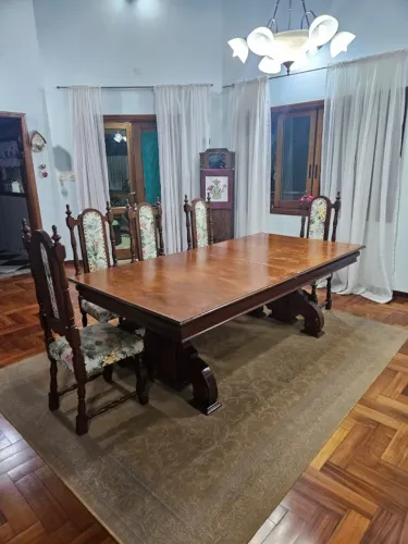 Mesa de jantar com 8 cadeiras Medindo 2.65 metros aberta e 2,15 fechada