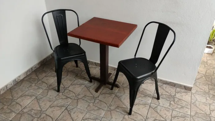 Conjunto de mesa e cadeiras estilo industrial 