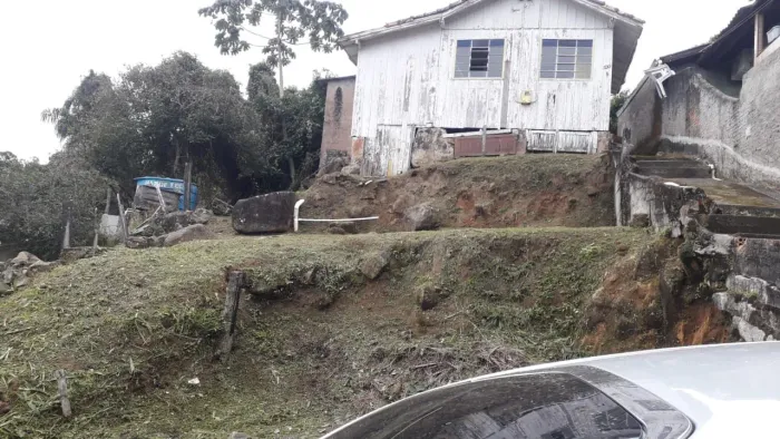 Terreno a venda na costeira / valor 100 MiL