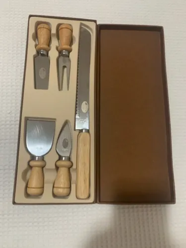 Conjunto de Facas e Utensílios para Queijo - 5 Peças com Cabo de Madeira