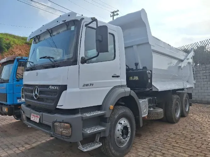 Caminhão Mercedes Benz 2831K ano 2012