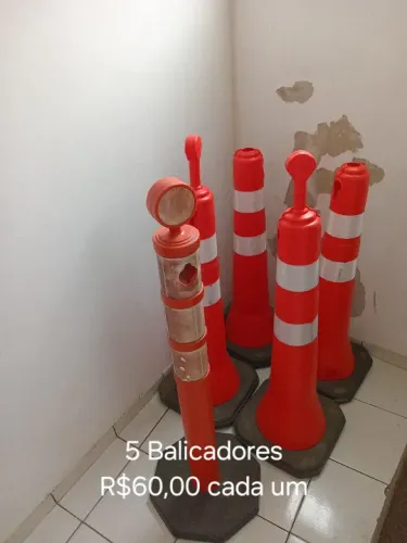 Balizadores e pedestais sinalizadores