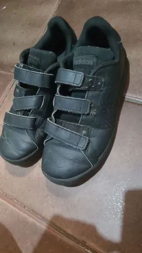 Tênis Adidas- tamanho 32