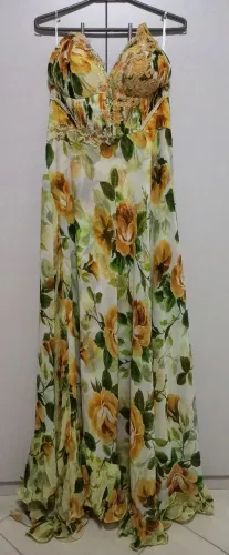 Vestido longo floral com detalhes em renda