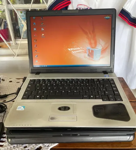 Notebook Antigo NeoPc A2250,Pentium Dual Core T4200 ,4giga memória,HD 80,Windows XP