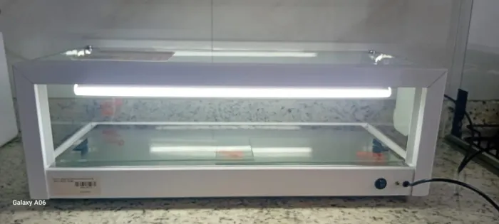 Expositor de produtos com iluminação