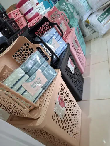 Cesto 55L c/ cesto interno 6L pequeno + 1 Cesto de roupas  30L + 1 JG DE TOALHAS 