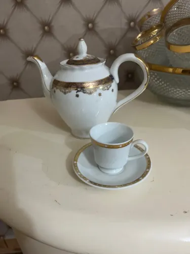 Conjunto de Chá em Porcelana com Detalhes Dourados