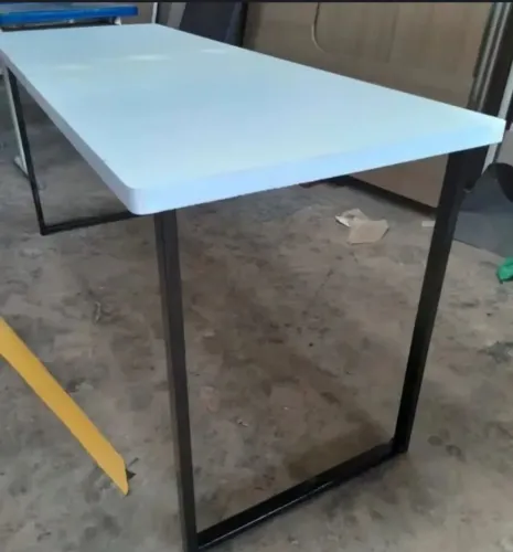 Mesa industrial de escritório branca com estrutura de metal