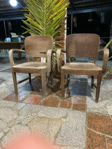 Cadeiras de madeira rústicas com antiga década 60