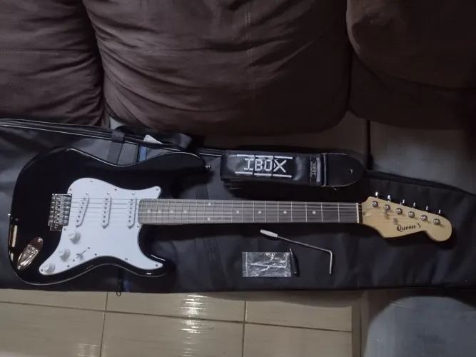 Guitarra Elétrica Stratocaster Queen's Preta