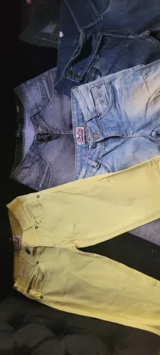 Lote com 40 calças jeans algumas de marca para brechó bazar roupas