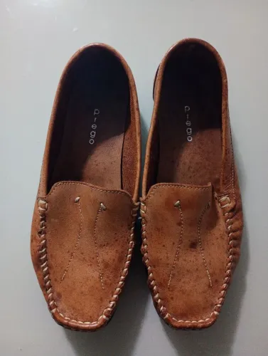 Sapato mocassim feminino de couro marrom Prego.