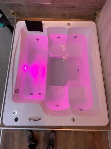 Ana: Spa de 5 lugares com cromoterapia de brinde 