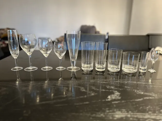 Conjunto de taças e copos de cristal
