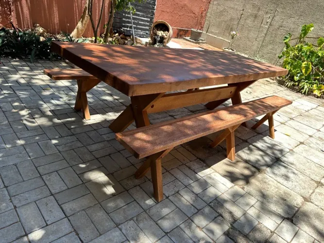 Conjunto em madeira : mesa e bancos 2,5