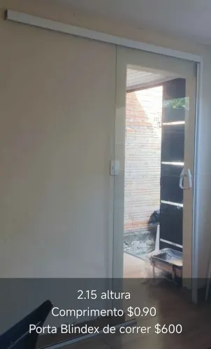 Porta de correr de vidro e alumínio