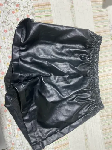 Short de couro sintético preto