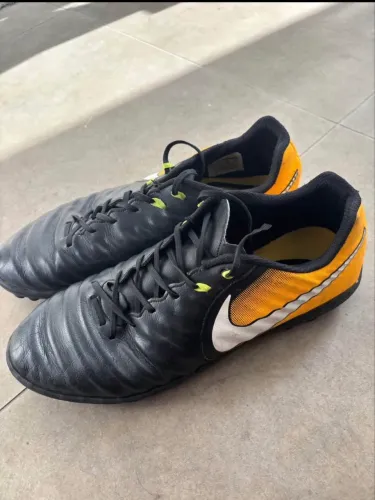 Chuteira Nike society 