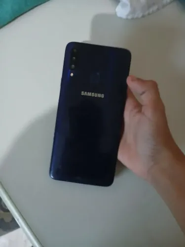 vende-se Samsung A20s com marcas de uso