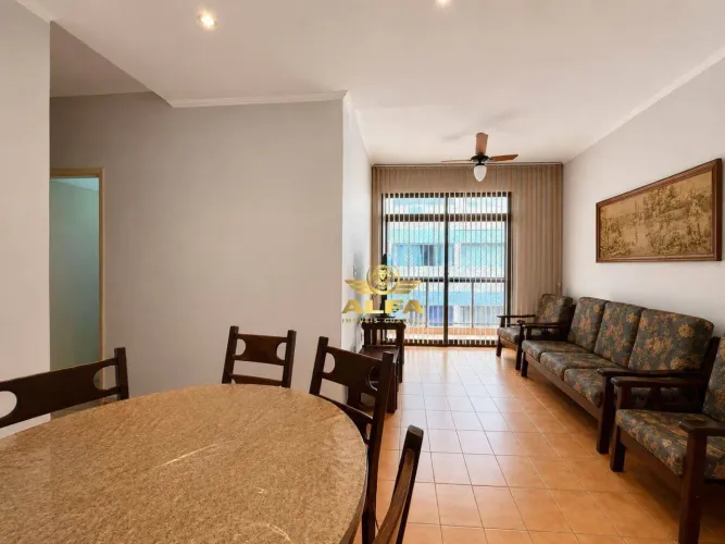 Apartamento com sacada e quarto reversível na Praia da Enseada Alfa Imóveis Guarujá