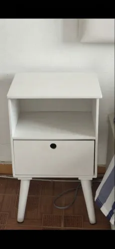 8. Mesa de Cabeceira Branca com Pés Palito (Estilo Retrô)
