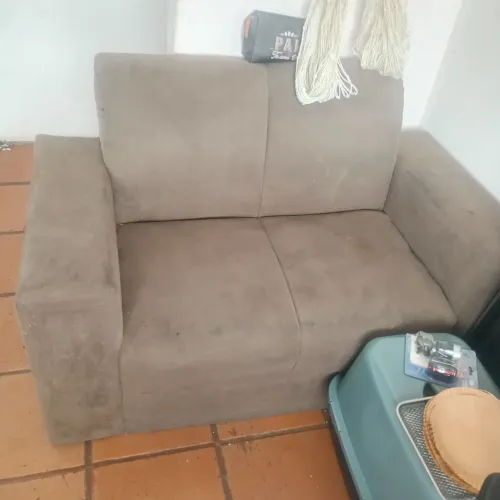Sofá simples de dois lugares