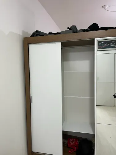 Guarda-Roupa Casal com Espelho e Portas de Correr - 5 meses de uso- R$ 800