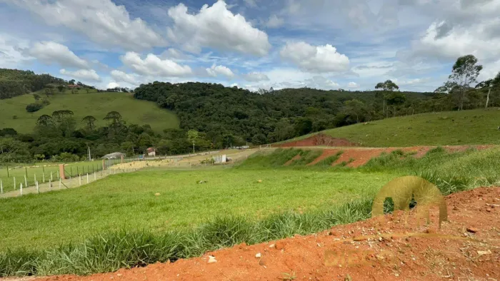 TERRENOS À VENDA EM CONDOMÍNIO FECHADO