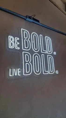 Letreiro em Led decorativo Be Bold. Live Bold.