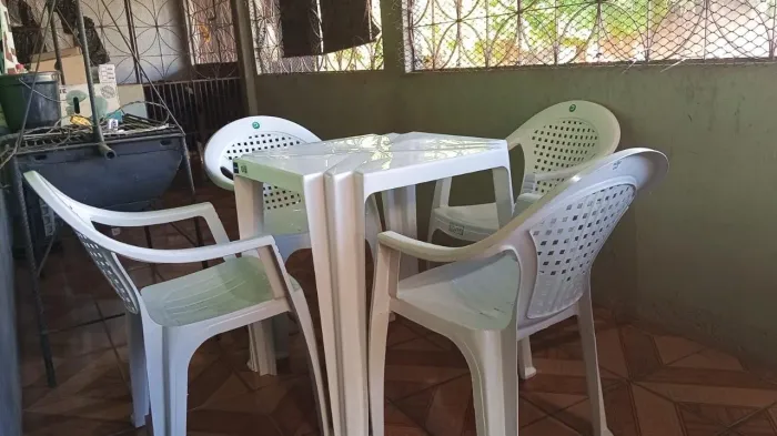 Vendo jogo de mesa de plástico com cadeiras