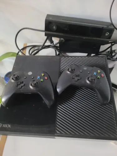 Xbox one com 2 controles (1 controle não muito bom)