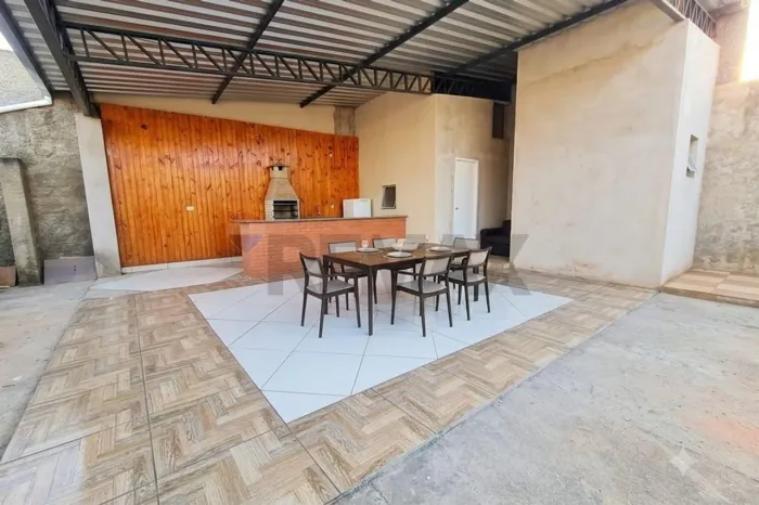 Casa à venda de 4 quartos sendo 3 suítes por R$ 857.800 no Condomínio Monte Belo em Santo