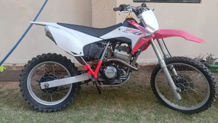 Moto de trilha Honda Tornado