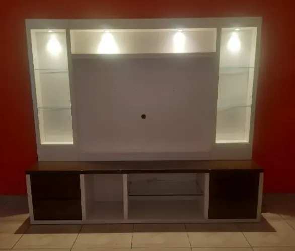 Estante para TV em madeira laqueada na cor branca e tabaco 2,10m x 2,39m