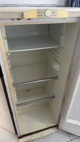 Geladeira gelando muito