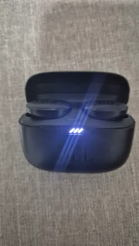 JBL Tune 130NC TWS com estojo. Não está segurando carga. R$ 160.