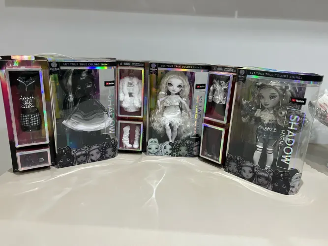 Vendo coleção de Rainbow High Shadow High