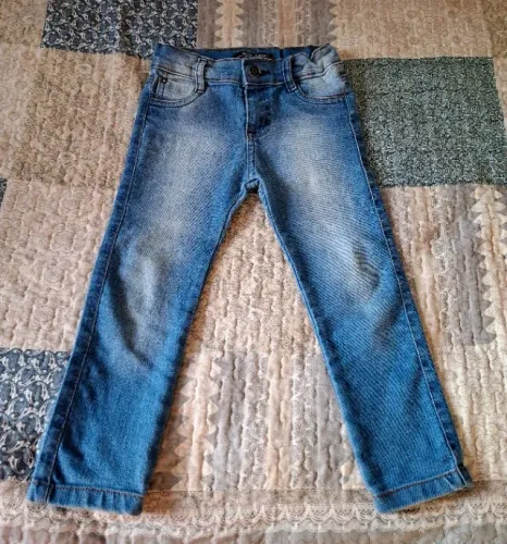 Calça jeas com regulagem elástica interna no cós e corte reto, tam 3 (perfeita!)