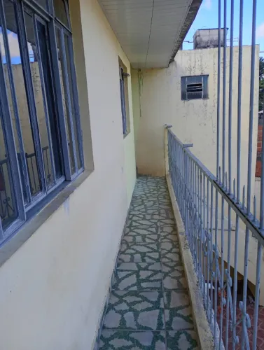 ALUGA-SE EDÍCULA - FUNDOS (PISO SUPERIOR)